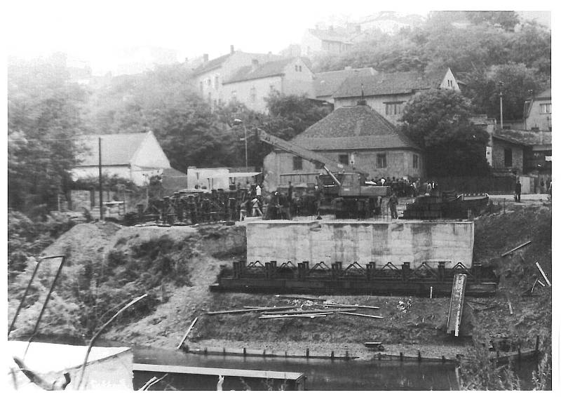 Stavba mostu přes Jizeru. Otevřen roku 1979.