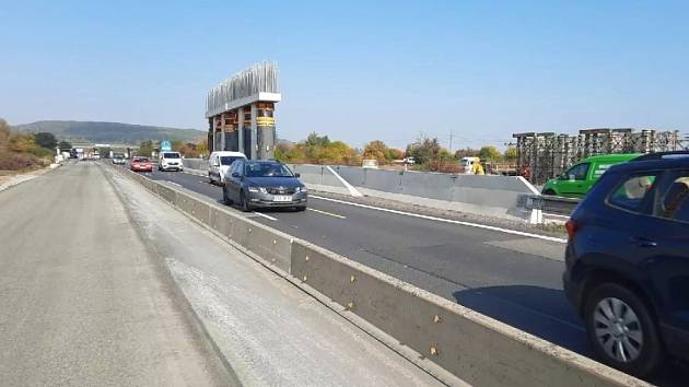 Stavba mostu přes D10 mezi exity Mladá Boleslav a Kosmonosy.