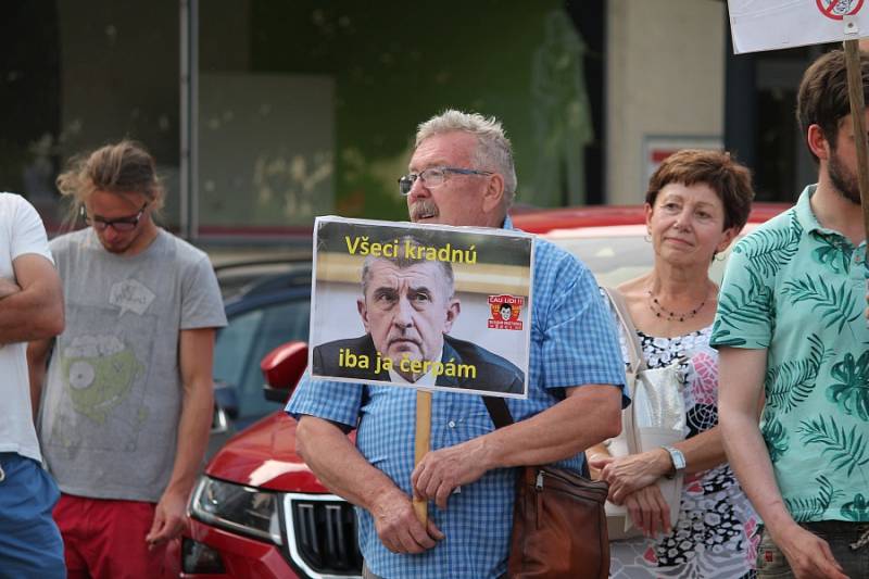 V úterý 11. června se na Staroměstském náměstí sešlo, podle slov organizátorů, na pět set lidí, kteří přišli vyslovit svůj odpor premiérovi České republiky Andrei Babišovi a prezidentovi Miloši Zemanovi.