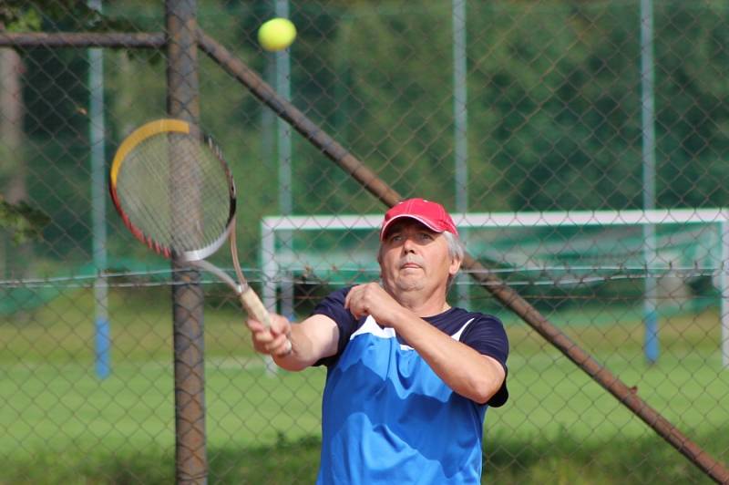 Rekordní počet 25 dvojic se pustil do tenisového turnaje Vrabec Cup, jehož sedmý ročník se uskutečnil na tenisových kurtech v Bakově nad Jizerou. 