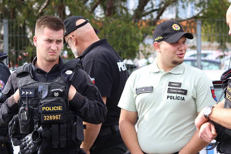 České policejní hlídky ode dneška posilují dva slovenští a dva polští policisté, kteří budou sloužit ve smíšených hlídkách s českými policisty.