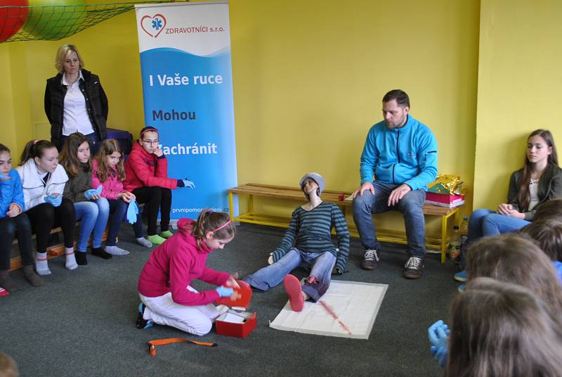 ZBAVIT SE STRACHU z ošklivě vypadajících poranění a zachovat v krizové situaci chladnou hlavu, to bylo cílem Dnů pro záchranu života, které na boleslavské 9. základní škole zvané Pastelka uspořádali profesionální záchranáři ze vzdělávací společnosti Zdrav