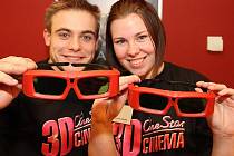 Zaměstnanci multikina CineStar v Mladé Boleslavi ukazují zbrusu nové brýle nutné pro pozorování obrazu ve 3D