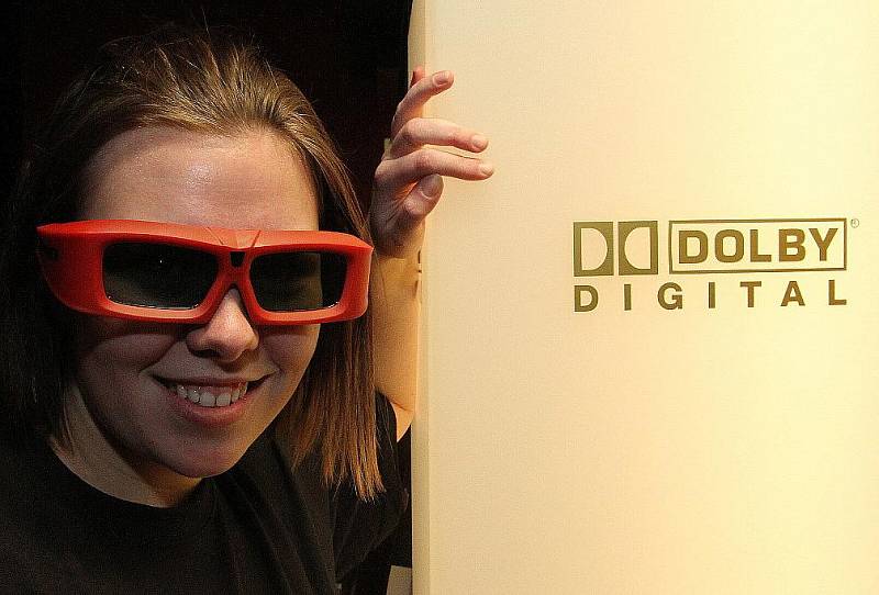 Zaměstnanci multikina CineStar v Mladé Boleslavi ukazují zbrusu nové brýle nutné pro pozorování obrazu ve 3D