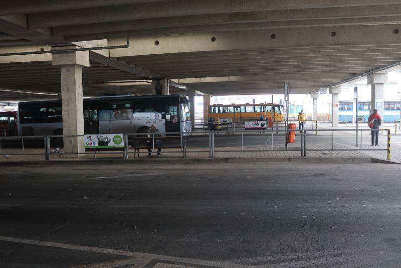 Autobusové nádraží v Mladé Boleslavi 1. března ráno.