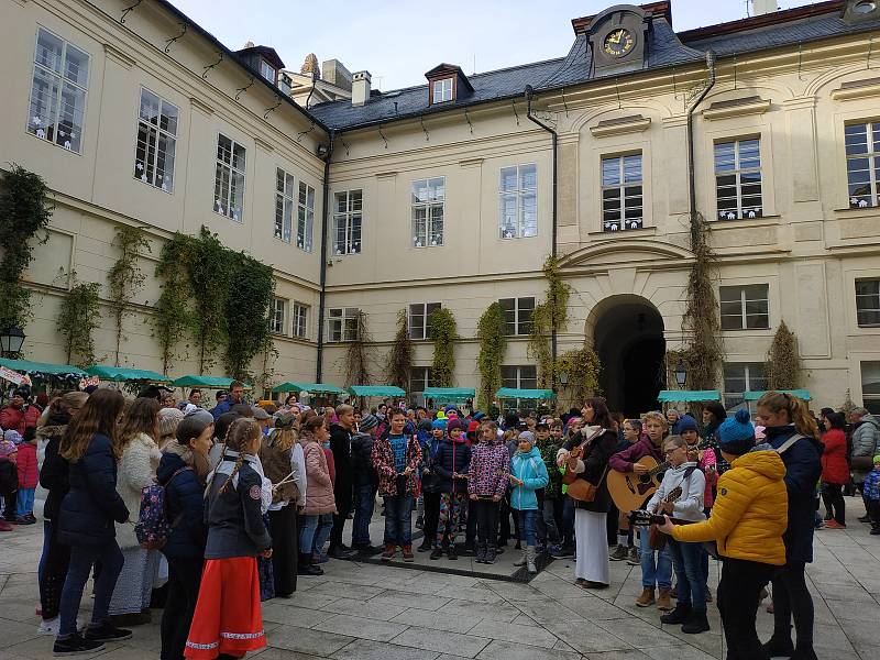 Na nádvoří kosmonoské základní školy se konal vánoční jarmark