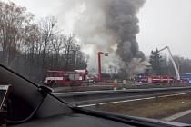 Plameny v sobotu dopoledne zachvátily motorest v sousedství dálnice D10 u Hlavence na Praze-východ. 