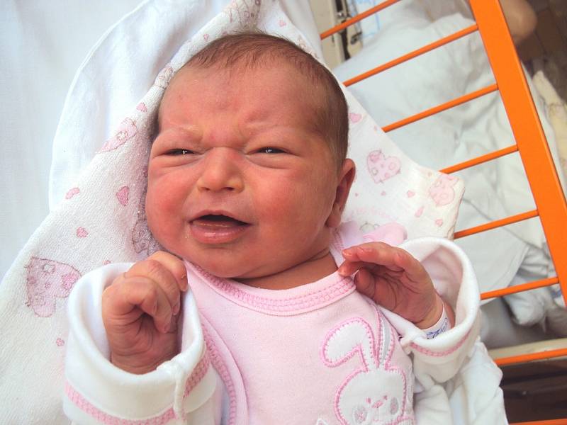 ZUZANA Nosková se narodila 29. září rodičům Heleně a Milošovi, vážila 3,27 kg a měřila 49 cm. Doma se na ni těší bráška Ondřej.