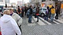 Studenti Obchodní akademie Mladá Boleslav čekají v mrazu na ulici.