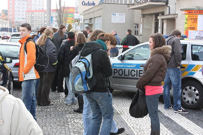 Studenti Obchodní akademie Mladá Boleslav čekají v mrazu na ulici.