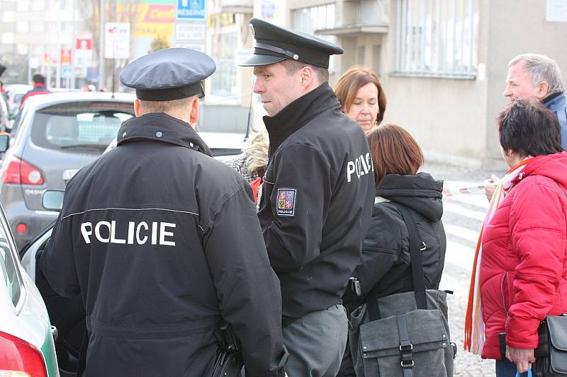 Uzavřenou Obchodní akademii Mladá Boleslav prohledali policisté. Výbušninu ale naštěstí nenalezli.