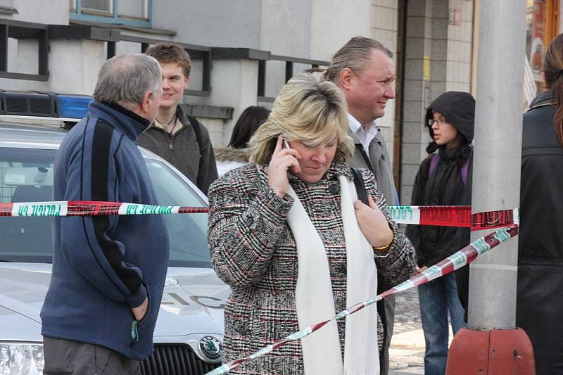 Ředitelka Obchodní akademie Mladá Boleslav Renata Vícová telefonuje před uzavřenou budovou školy.