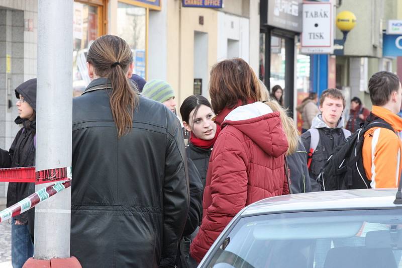 Studenti Obchodní akademie Mladá Boleslav čekají v mrazu na ulici.