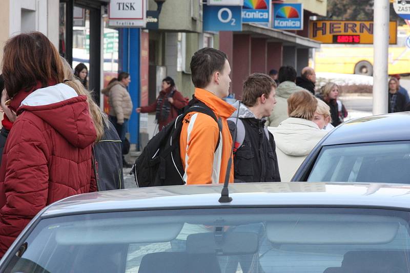 Studenti Obchodní akademie Mladá Boleslav čekají v mrazu na ulici.