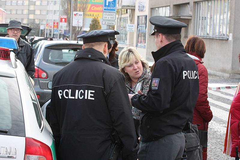 Uzavřenou Obchodní akademii Mladá Boleslav prohledali policisté. Výbušninu ale naštěstí nenalezli.