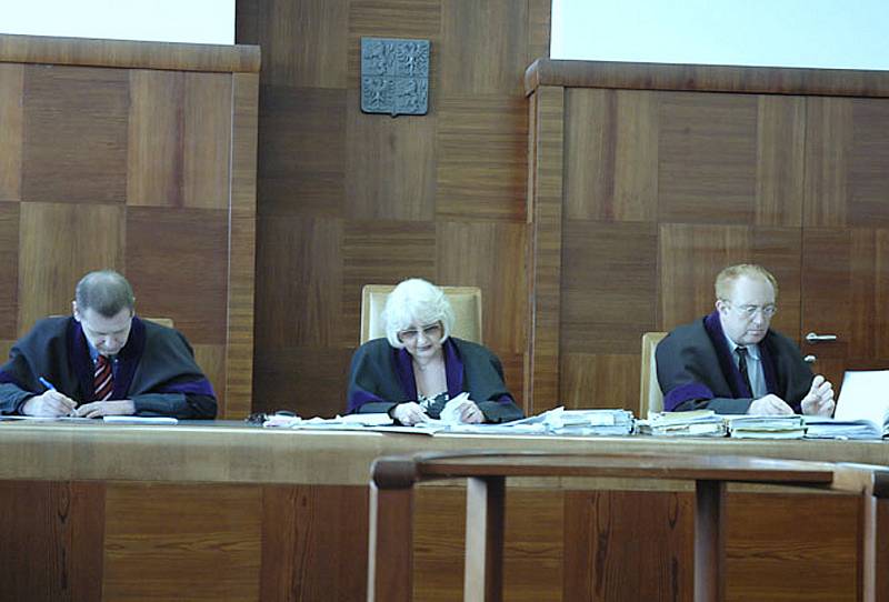 Složení soudního senátu: Martin Zelenka (zleva), Jaroslava Maternová, Michal Hodoušek