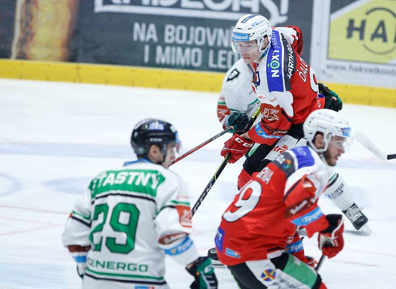 Hokejové utkáníčtvrtfinále  playoff Tipsport extraligy v ledním hokeji mezi HC Dynamo Pardubice (v červenobílém) a BK Mladá Boleslav (v bílozeleném) v pardudubické enterie areně.