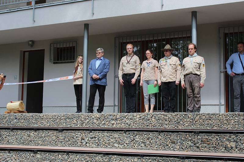 V Benátkách nad Jizerou slavnostně otevřeli Centrum ekologické výchovy, které bude sloužit především jako klubovna pro místní skauty. Stavba byla zahájena v září loňského roku a město vyšla na necelých devět milionů korun.