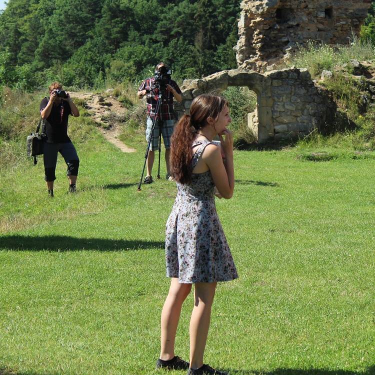 Zřícenina hradu Zvířetice míří na televizní obrazovky. Štáb České televize tu natáčel příspěvek do pořadu Toulavá kamera, a to o projektu Vision21: Ztracený zámek hraběnky Eleonory. Ten mimo jiného představuje dávnou podobu zámku.