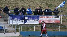 Okresní derby divize C mezi týmy SK Benátky (v modrém) a SK Kosmonosy skončilo po výsledku 1:1 dělbou bodů.