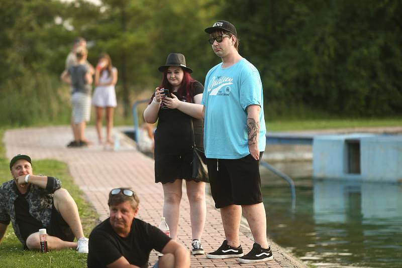 Z hudebního minifestivalu U vody Tour na koupališti ve Všejanech.