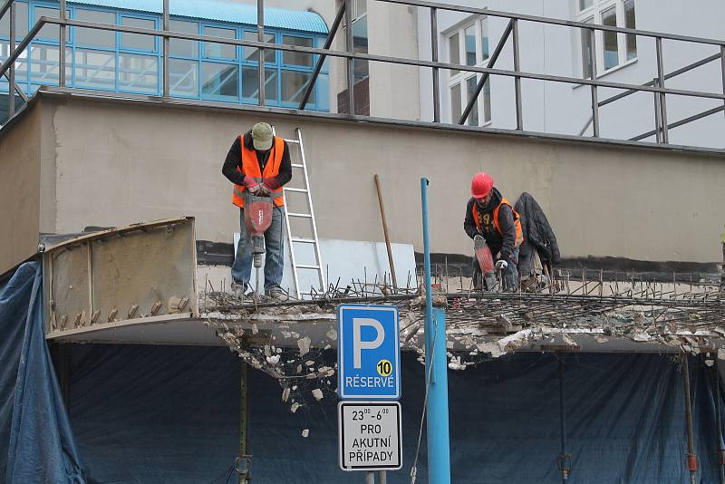 V pátek v dopoledních hodinách pokračovaly práce na stavbě nové recepce Klaudiánovy nemocnice v Mladé Boleslavi. Tentokrát demolicí průčelí původního vchodu do nemocnice.