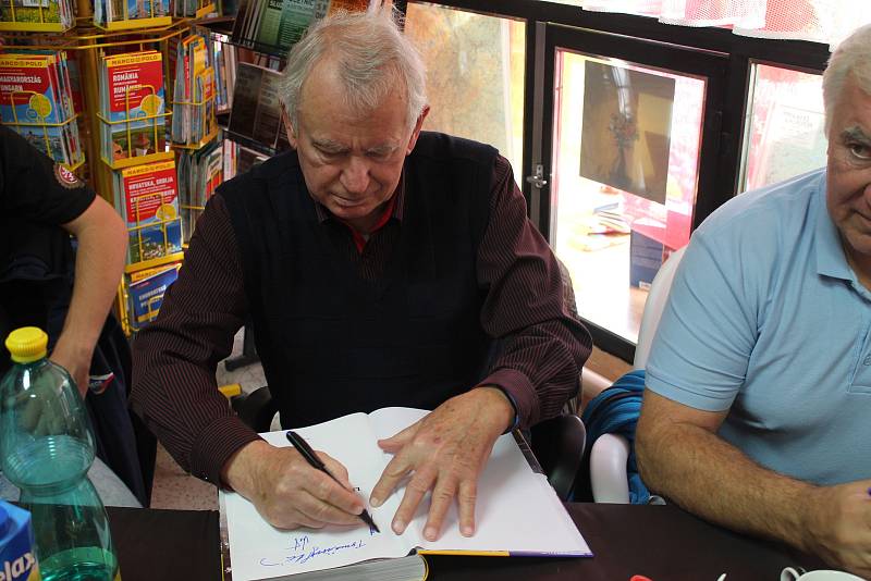 Autogramy slavných soutěžních jezdců si mohli zájemci o novou knihu našeho redaktora Dana Porazila s názvem Žlutomodrá rally nechat podepsat při autogramiádě v knihkupectví Moniky Pospíšilové.