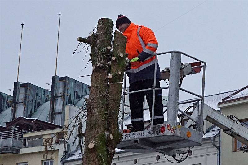 Ze Staroměstského náměstí v Mladé Boleslavi zmizel vánoční strom.