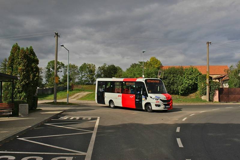 Společnost Lutan je prvním dopravcem, který vyjede v rámic integrovaného systému ve středních Čechách s vozidly v nových barvách Pražské integrované dopravy (PID).