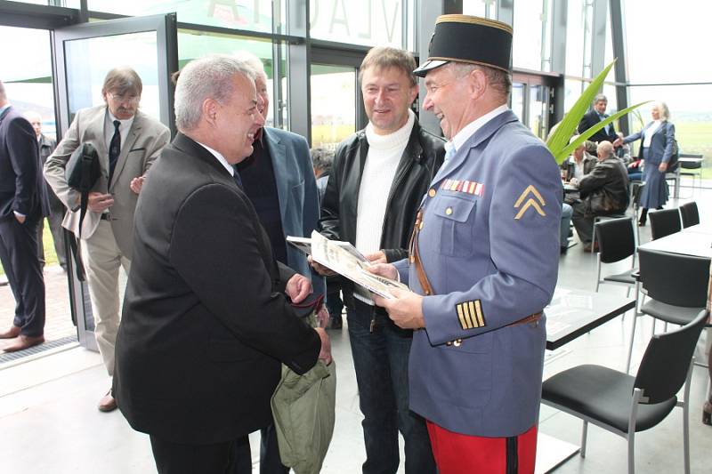 Na mladoboleslavském letišti byla v neděli slavnostně pokřtěna replika francouzského letadla z roku 1913 Caudron G3. Nadační fond letadla Metoda Vlacha stavěl tento stroj osm let a poprvé zde do oblak vzlétl na konci září.