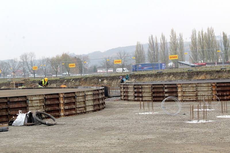 Stavba bioplynové stanice začala v průmyslové zóně Plazy. Za rok má být uvedena do zkušebního provozu.