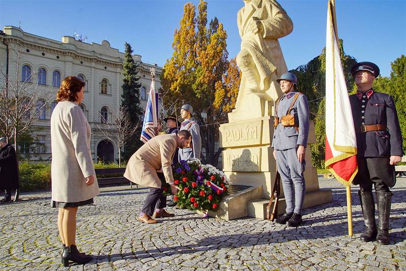 Vzpomínkové setkání ke 103. výročí vzniku republiky se uskutečnilo u památníku padlých legionářů na Komenského náměstí.