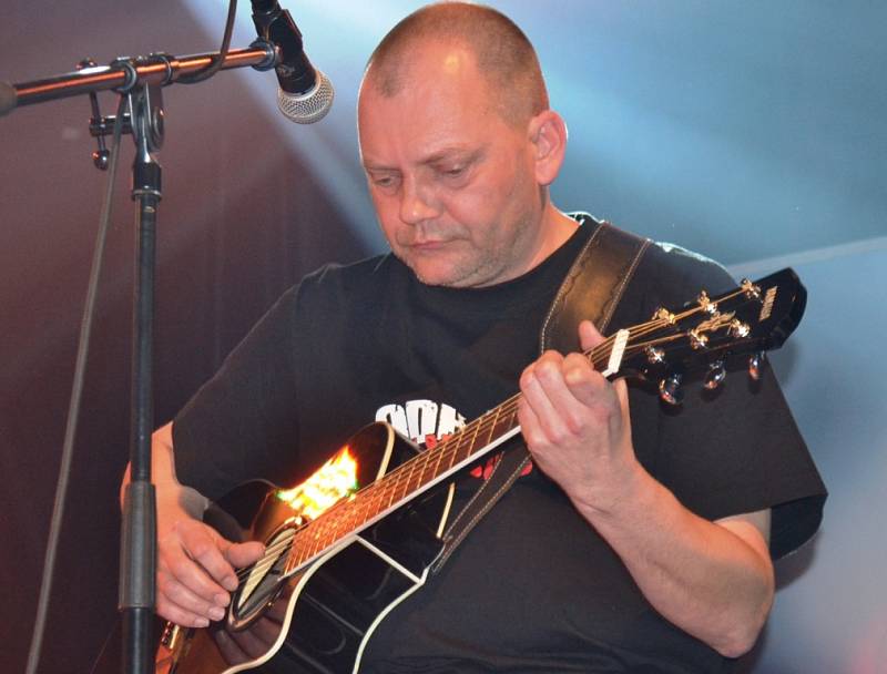 Z koncertu kapel Piranha, Rain, Komunál a Luboš Odháněl s hosty akusticky v Čisté u Mladé Boleslavi.