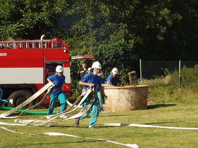 Závody v požárním sportu v Březovicích.