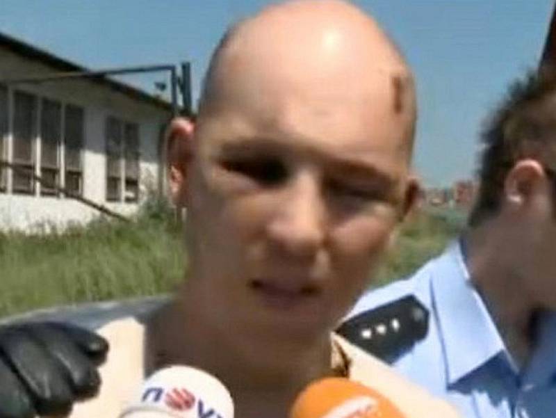 Policie přivádí švýcarského piráta k výslechu na služebnu v Mladé Boleslavi.