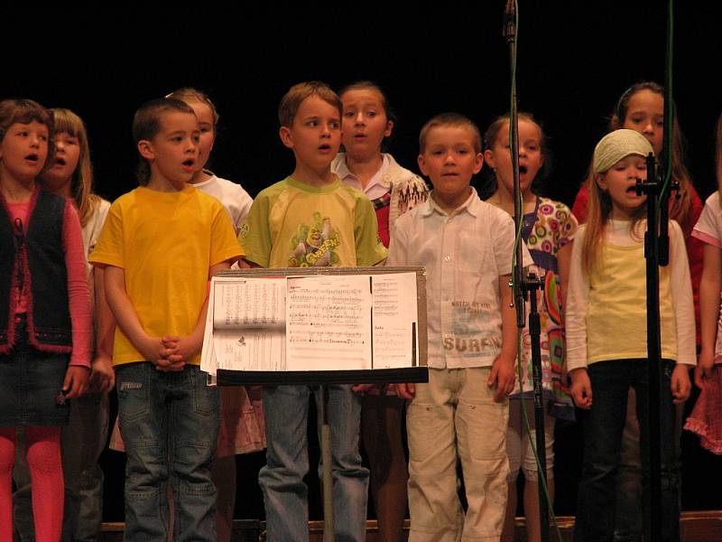 Šestý ročník přehlídky jarní Pop-Song Fest.