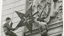 Sundávání hvězdy z vrchu radniční věže na Masarykově náměstí 15. 12. 1989