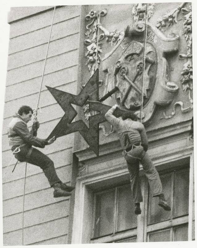 Sundávání hvězdy z vrchu radniční věže na Masarykově náměstí 15. 12. 1989