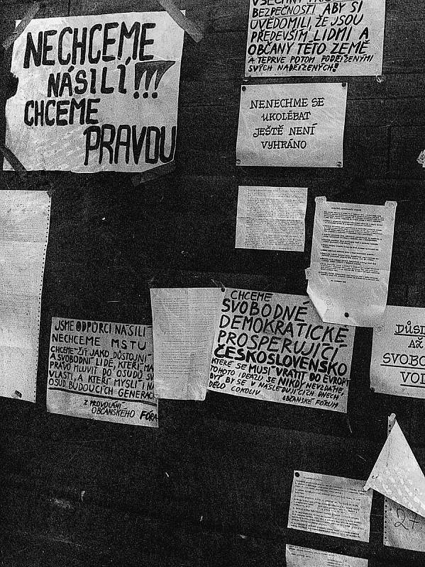 Listopadové události roku 1989 jsou typické i svými plakáty a výzvami. Na fotografii jsou vidět plakáty ve městě