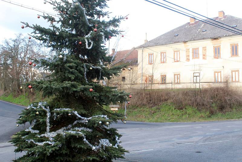 Obec Vrátno stojí ve svahu a v úterý odpoledne je těžké narazit na někoho místního.