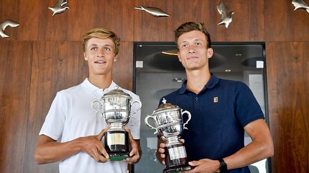 Jonáš Forejtek a Jiří Lehečka - Tenistké Jonáš Forejtek (vlevo) a Jiří Lehečka, kteří vyhráli ve Wimbledonu juniorskou čtyřhru, pózují s poháry na tiskové konferenci 16. července 2019 v Praze.