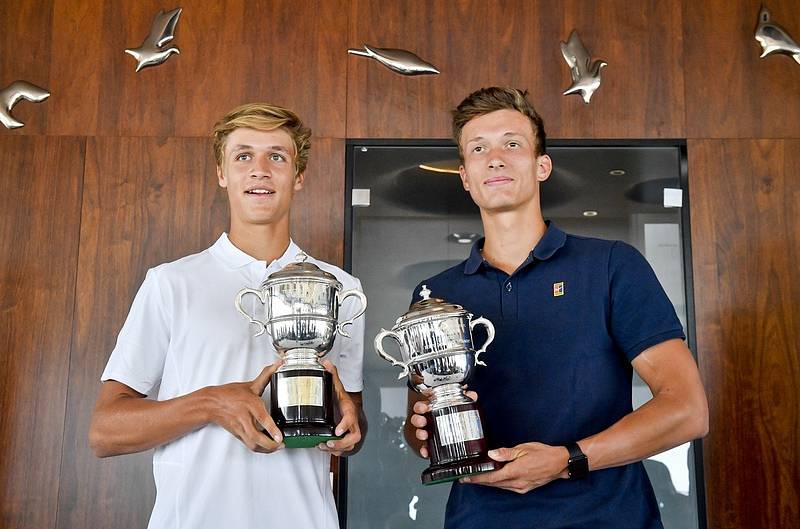 Jonáš Forejtek a Jiří Lehečka - Tenistké Jonáš Forejtek (vlevo) a Jiří Lehečka, kteří vyhráli ve Wimbledonu juniorskou čtyřhru, pózují s poháry na tiskové konferenci 16. července 2019 v Praze.