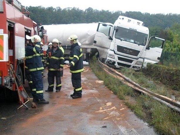 Z havarovaného kamionů vytékala nafta, cisterna byla naštěstí prázdná.