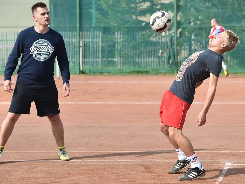 Ve Sportovním areálu Kolomuty se uskutečnil o víkendu nohejbalový turnaj trojic - 10. ročník Helada Cup, kterého se zúčastnilo 31 hráčů, 10 týmů. 