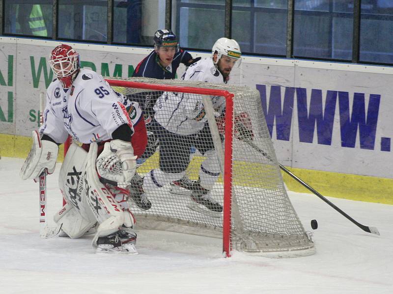Hokejisté Benátek (v modrém) porazili v 11. kole Chance ligy tým Kolína 3:0 a oslavili první domácí vítězství v sezoně.