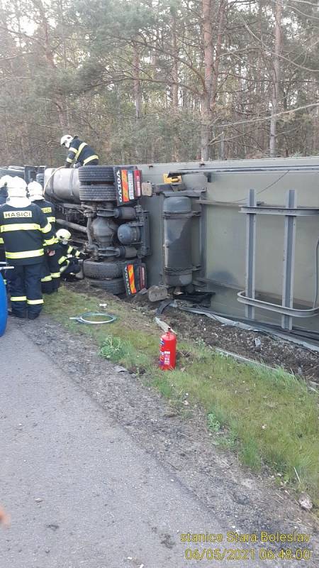Nehoda kamionu na dálnici D10.