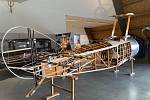 Návštěvníci leteckého muzea mohou v těchto týdnech na vlastní oči sledovat, jak vzniká replika historického anglického trojplošníku.