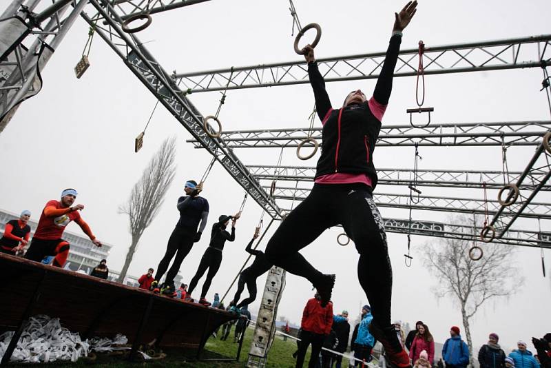 Extrémní překážkový závod Taxis Gladiator Race na pardubickém dostihovém závodišti.