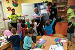 Policisté opět vyrazili potěšit děti umístěné v mladoboleslavském dětském centru.
