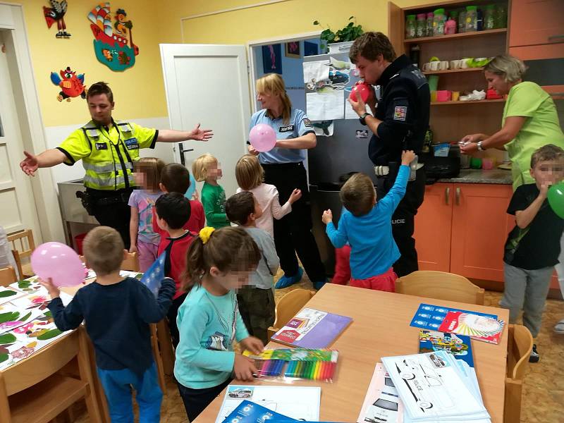 Policisté opět vyrazili potěšit děti umístěné v mladoboleslavském dětském centru.
